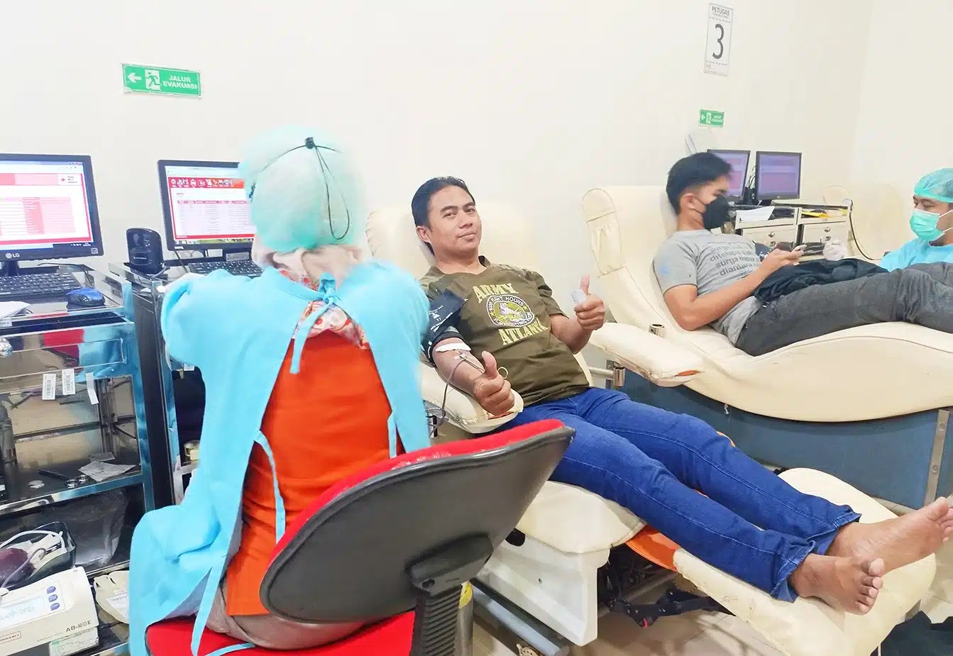 Relawan-PMI-PMR-KSR-kupang-donor-darah-warga-bantuan-bencana-Indonesian-red-cross-bulan-sabit-Palang-Merah